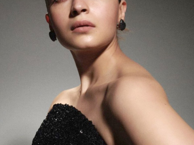 Alia Bhatt At Filmfare Awards In Jaw-Dropping Black Gown! Check Pics!