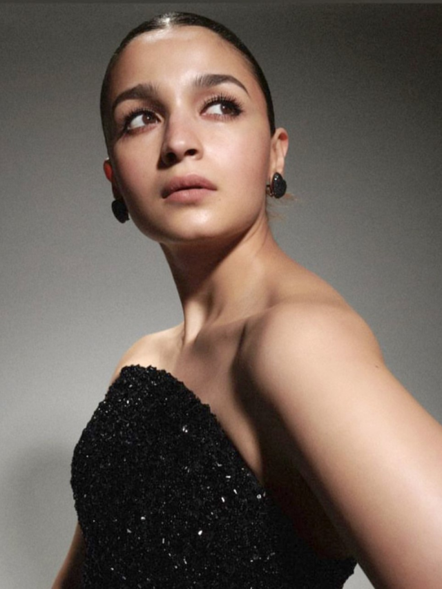 Alia Bhatt At Filmfare Awards In Jaw-Dropping Black Gown! Check Pics!