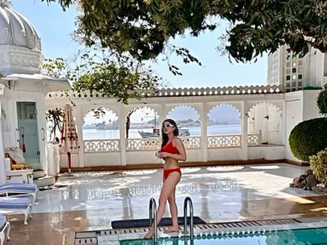 Sara Ali Khan Rocks Ethnic and Bikini Looks on Udaipur Vacation!