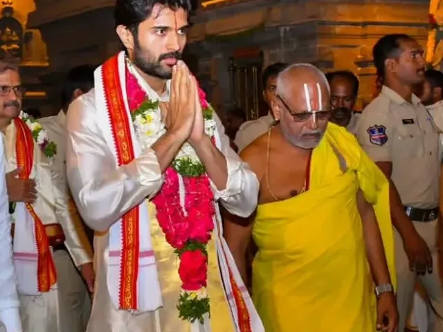 Vijay Deverakonda’s Gratitude Temple Visit Post Kushi Release!