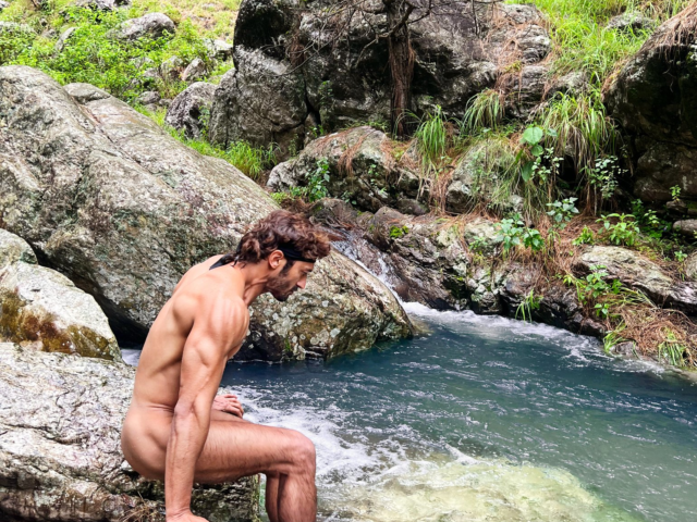 Vidyut Jammwal’s Viral Nude Photos Amidst Himalayan Majesty!