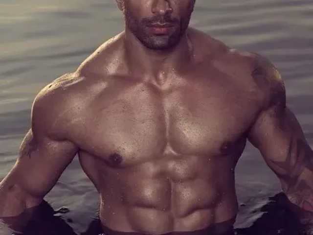 Karan Singh Grover’s Washboard Abs Steal the Spotlight!