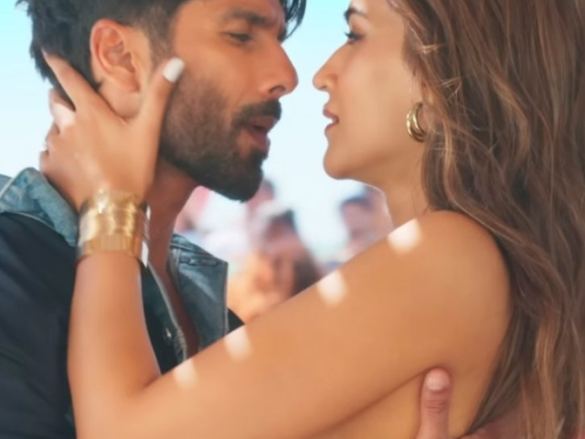 Shahid Kapoor And Kriti Sanon Mesmerize In ‘Akhiyaan Gulaab’