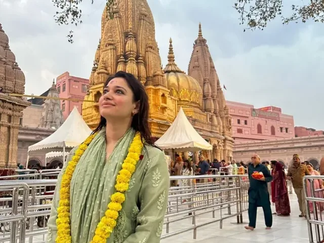 Tamannaah Bhatia’s Divine Moments At Kashi Vishwanath Temple!