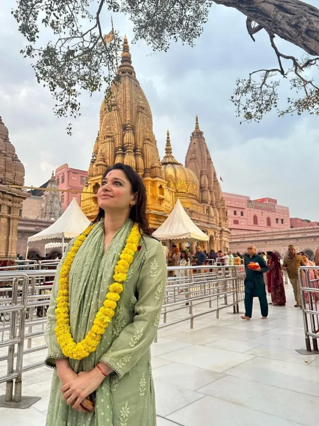 Tamannaah Bhatia’s Divine Moments At Kashi Vishwanath Temple!