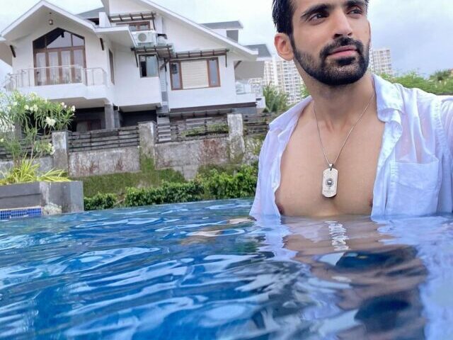 Arjit Taneja Enjoys A Refreshing Pool Day At Work! Check Pics!