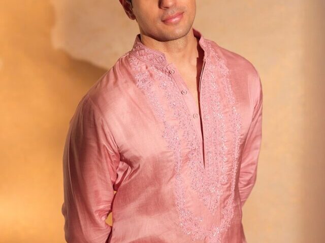 Sidharth Malhotra’s Stylish Pink Kurta Look Is Perfect For Diwali!