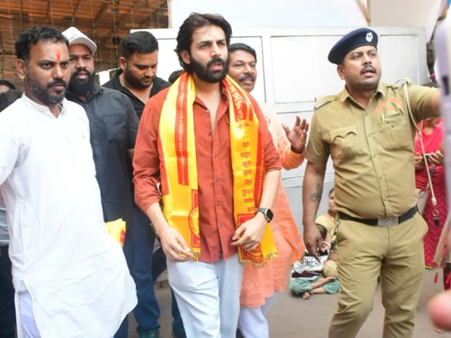 Kartik Aaryan Begins 2025 With Siddhivinayak Darshan!